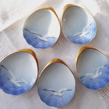 青い花模様の楕円形プレート 青い花模様の楕円形プレート