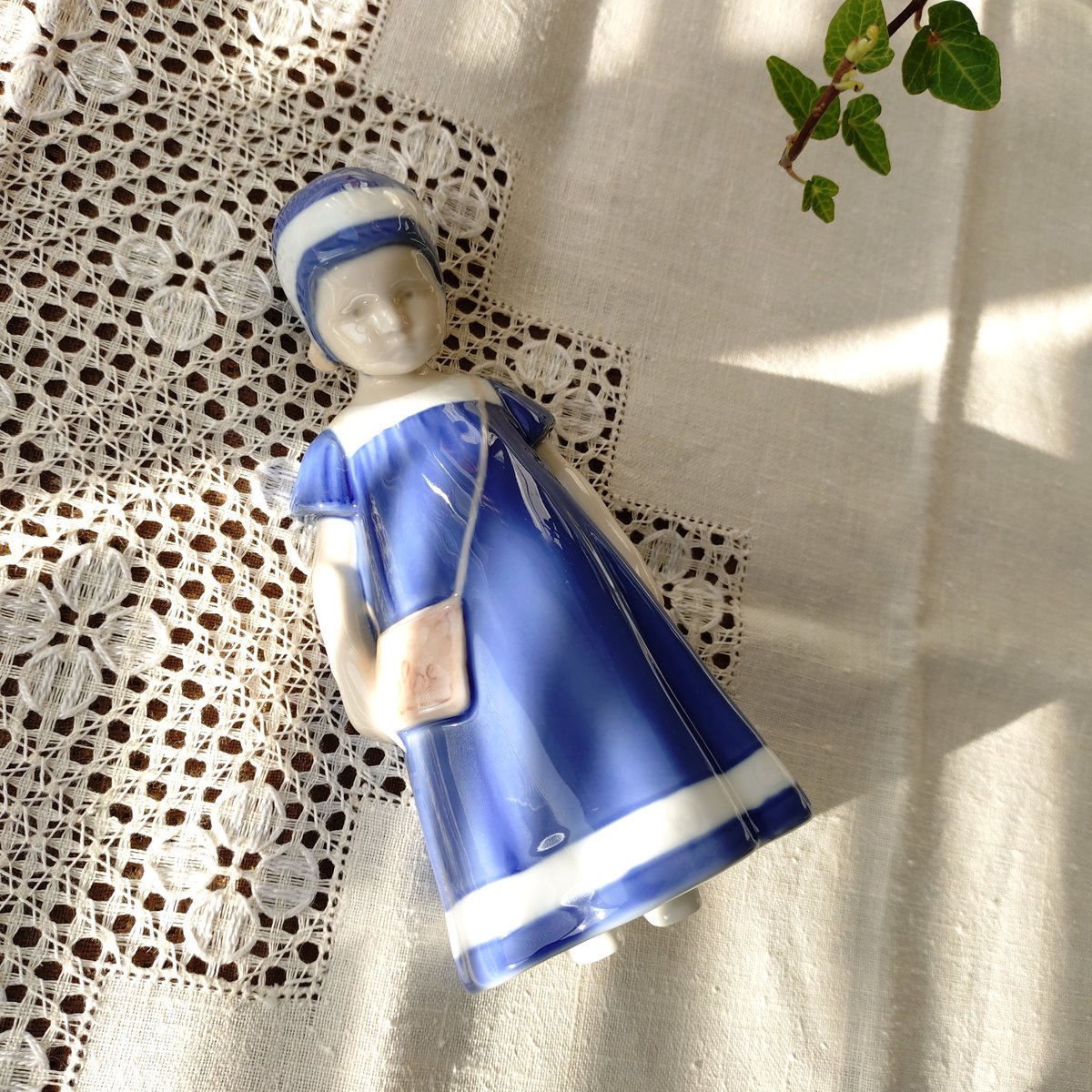 Bing＆GrondahlのElseちゃん・青いドレスの女の子のフィギュリン高さ約