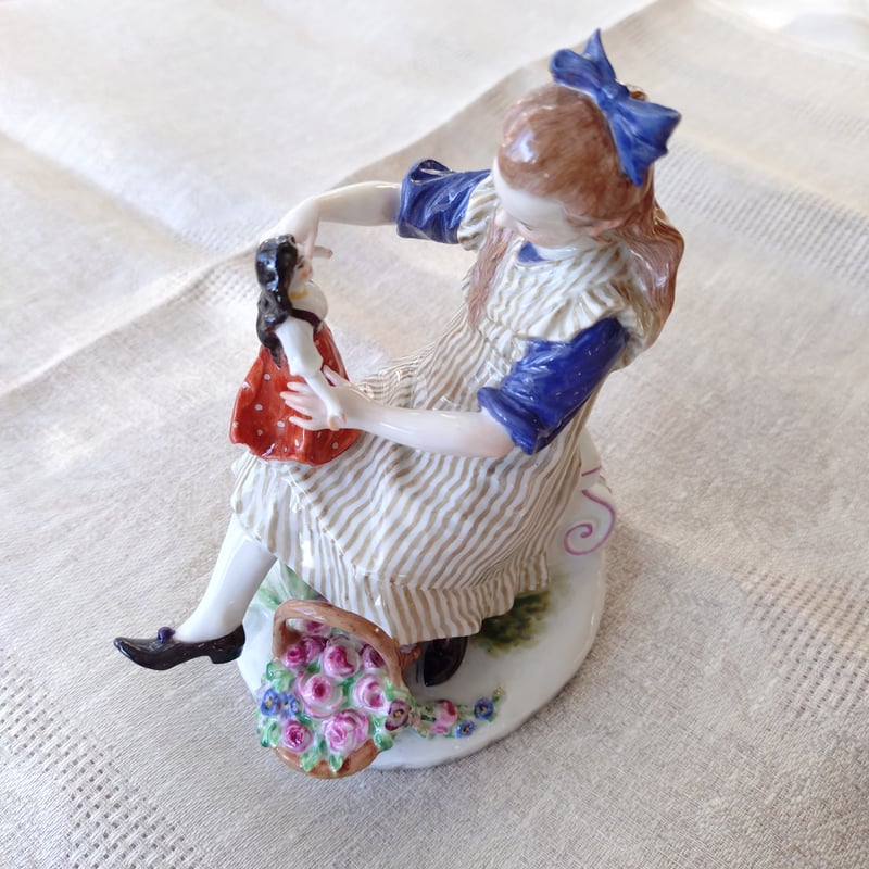 1924年以前MeissenマイセンPaulHelmig原型/人形で遊ぶ女の子のフィギュ