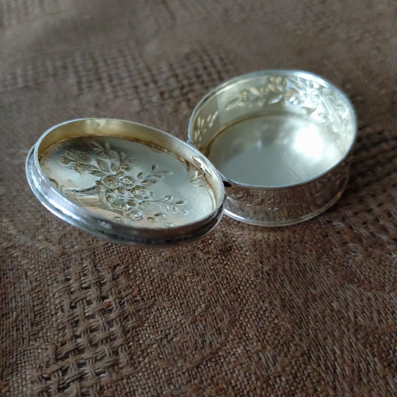 Silver800フラワーブーケと楽器のピルケースは直径約4㎝D高さ約2㎝H重