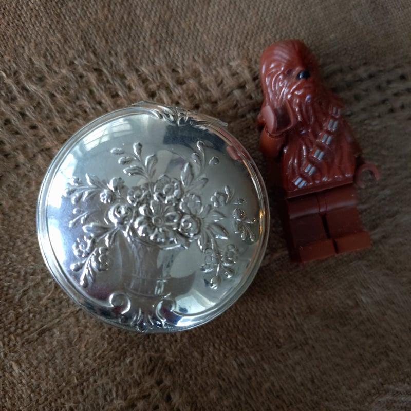 Silver800フラワーブーケと楽器のピルケースは直径約4㎝D高さ約2㎝H重