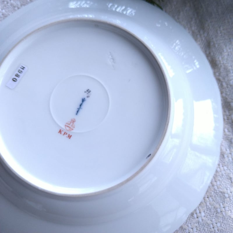 KPMベルリンの紫のアスターのお皿は直径約21㎝です。1870～1915年頃