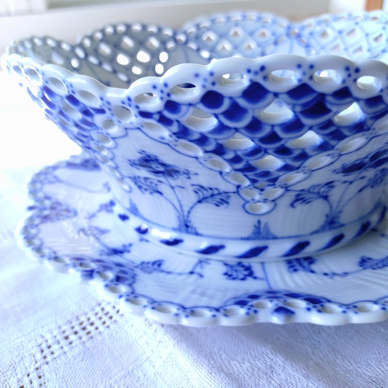 1962年のRoyalCopenhagenフルレースのバスケットと受け皿のセット