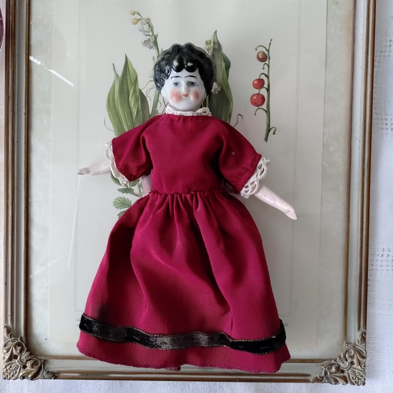 赤いドレスのお人形さんは高さ約21㎝Hおそらく1900年頃 | アンティーク