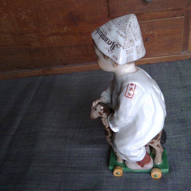 Meissen1905～1924年のヘンチェルの子供達/木馬で遊ぶ子 高さ約17㎝幅