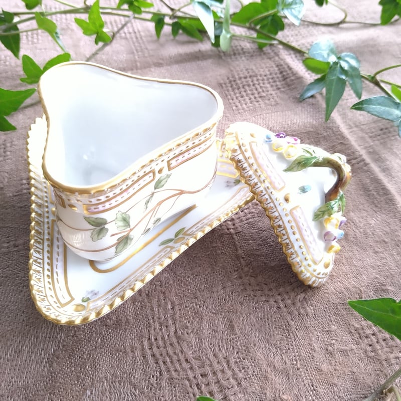 ロイヤルコペンハーゲン フローラダニカ カスタードカップ＆ソーサー 三角 金彩 ロイヤルコペンハーゲン フローラダニカ カスタードカップ