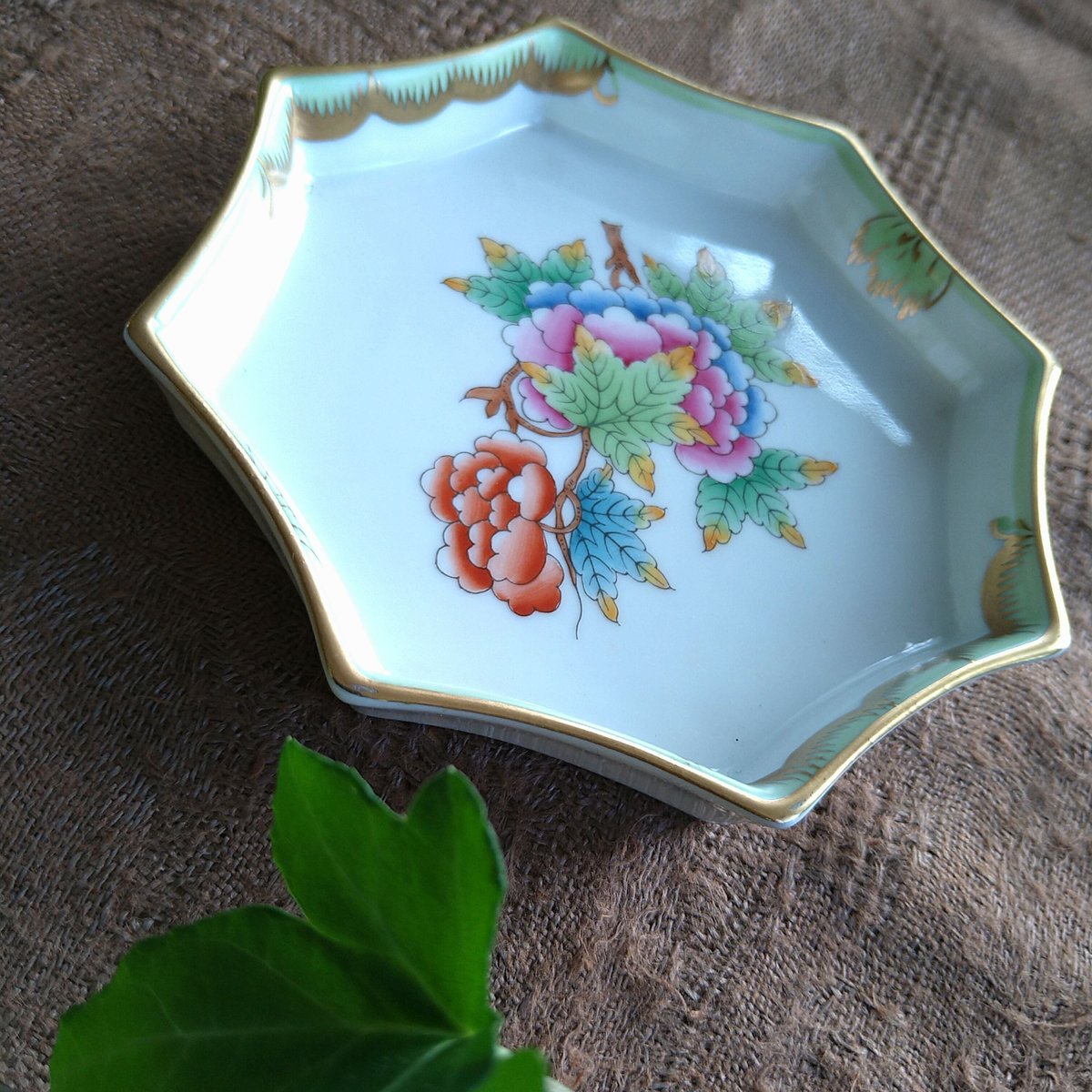 ヘレンド ヴィクトリア・ブーケ タバコ入&灰皿(？) 2点セット美品アンティーク ヘレンド ヴィクトリア・ブーケ タバコ入&灰皿(？) 2点セット美