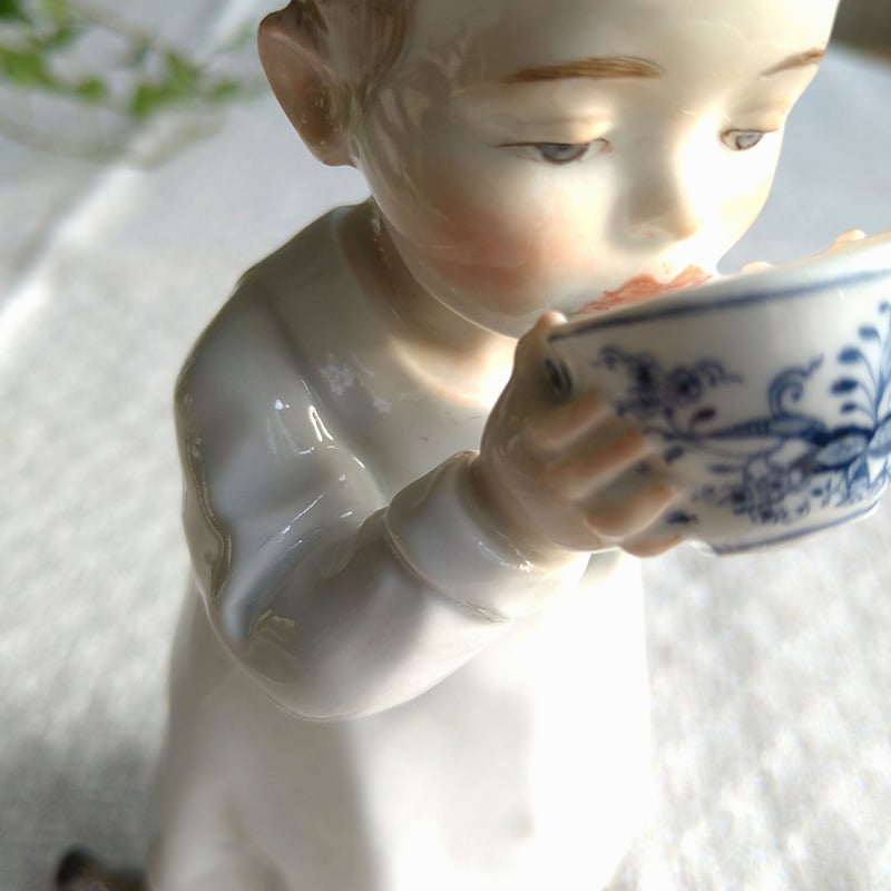 1905～1924年 Meissenミルクを飲む子供 約16.5 ㎝H/Hentschel k