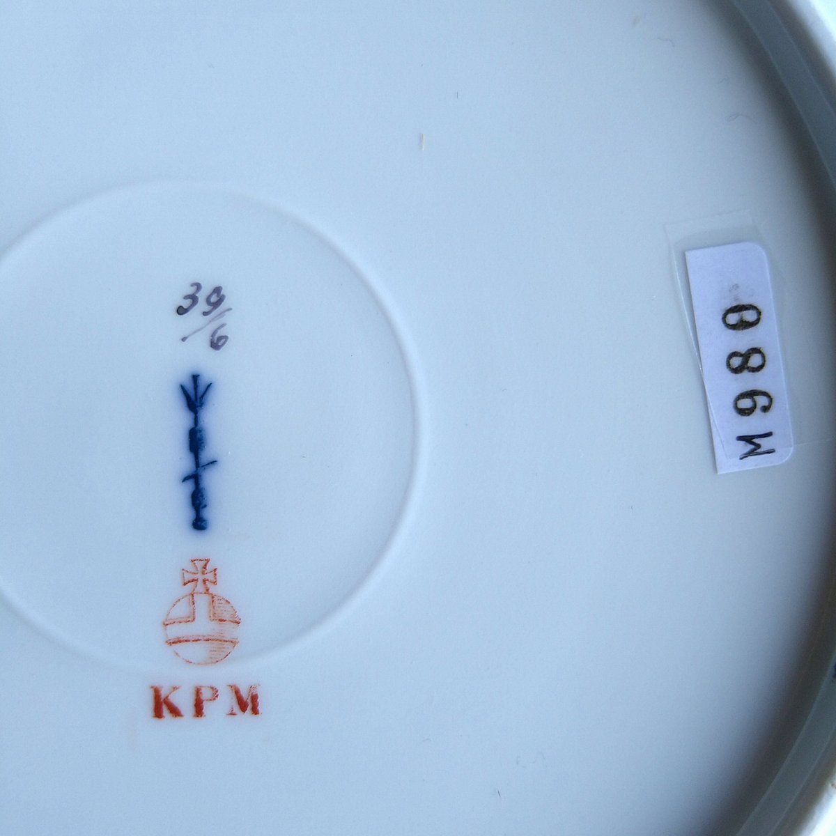 KPMベルリンの野ばらの絵のお皿は直径約21㎝です。1870～1915年頃