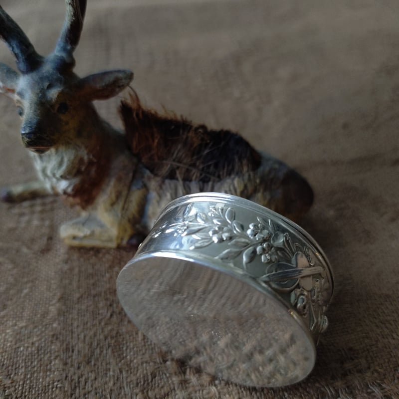 Silver800フラワーブーケと楽器のピルケースは直径約4㎝D高さ約2㎝H重