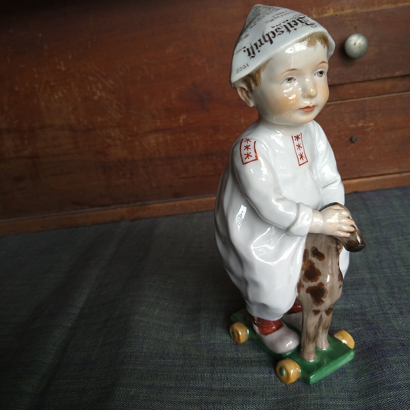 Meissen1905～1924年のヘンチェルの子供達/木馬で遊ぶ子 高さ約17㎝幅