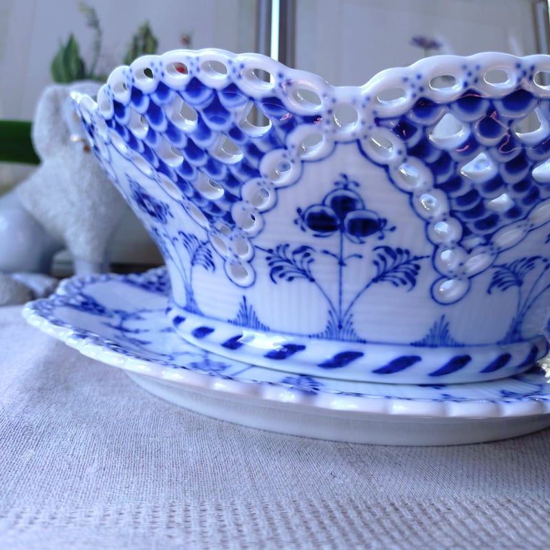 1962年のRoyalCopenhagenフルレースのバスケットと受け皿のセット