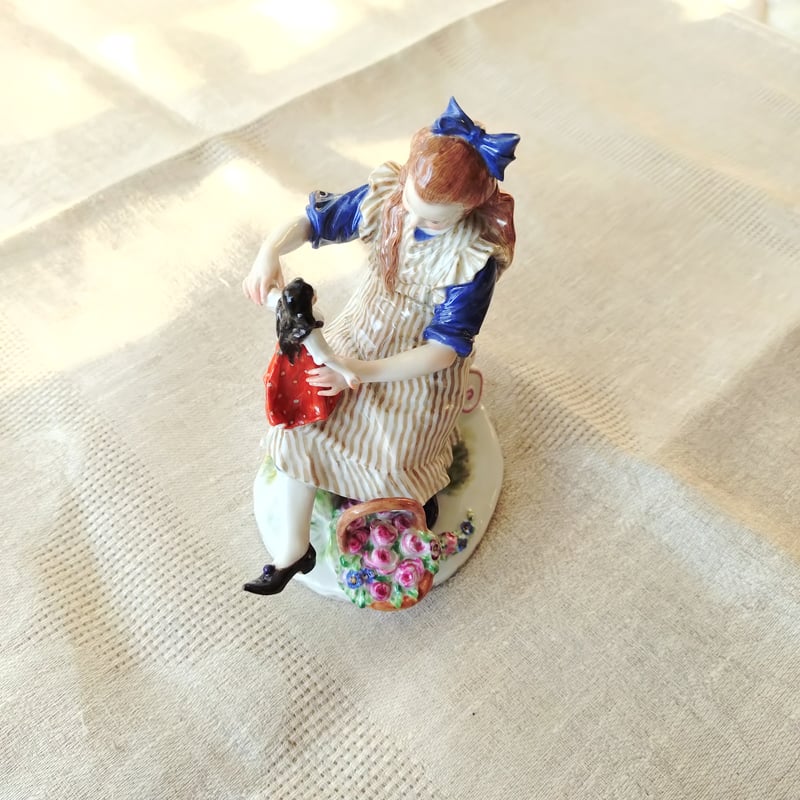 ✤1924年以前・マイセン(Meissen)フィギュリン✤『ダイアナ』 1924年以前MeissenマイセンPaulHelmig原型/人形で遊ぶ女の子のフィギュ