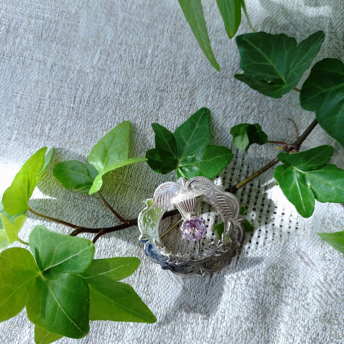 スコティッシュブローチ　キルトの留め具　アザミ模様、水晶　英国　s2282 W.B.s スコットランドのアザミのシルバーブローチ直径約4.4㎝D