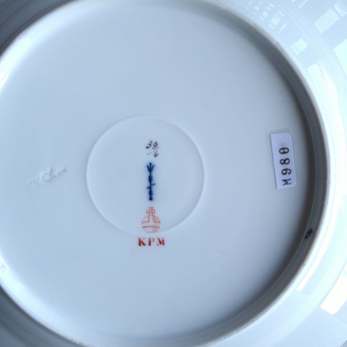 KPMベルリンの野ばらの絵のお皿は直径約21㎝です。1870~1915 KPMベルリンの野ばらの絵のお皿は直径約21㎝です。1870~1915