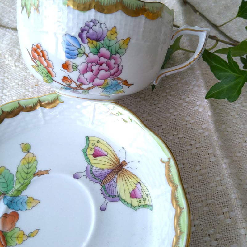 Herendヴィクトリアのティーカップソーサー、ソーサーにカップを置く