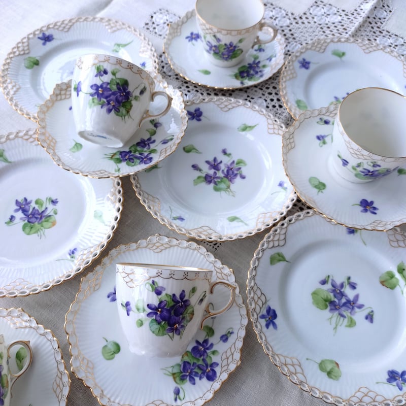 1870-1890年RoyalCopenhagenの紫のスミレのモカカップソーサー