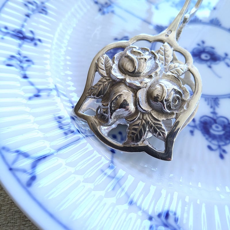 立体的なバラのシルバーケーキトングはスウェーデンへの