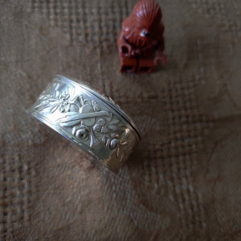 Silver800フラワーブーケと楽器のピルケースは直径約4㎝D高さ約2㎝H重