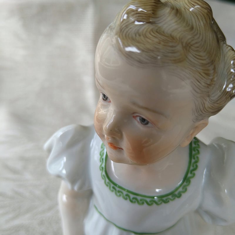 Meissen1905年～1924年/人形を持った女の子/ヘンチェルの子供