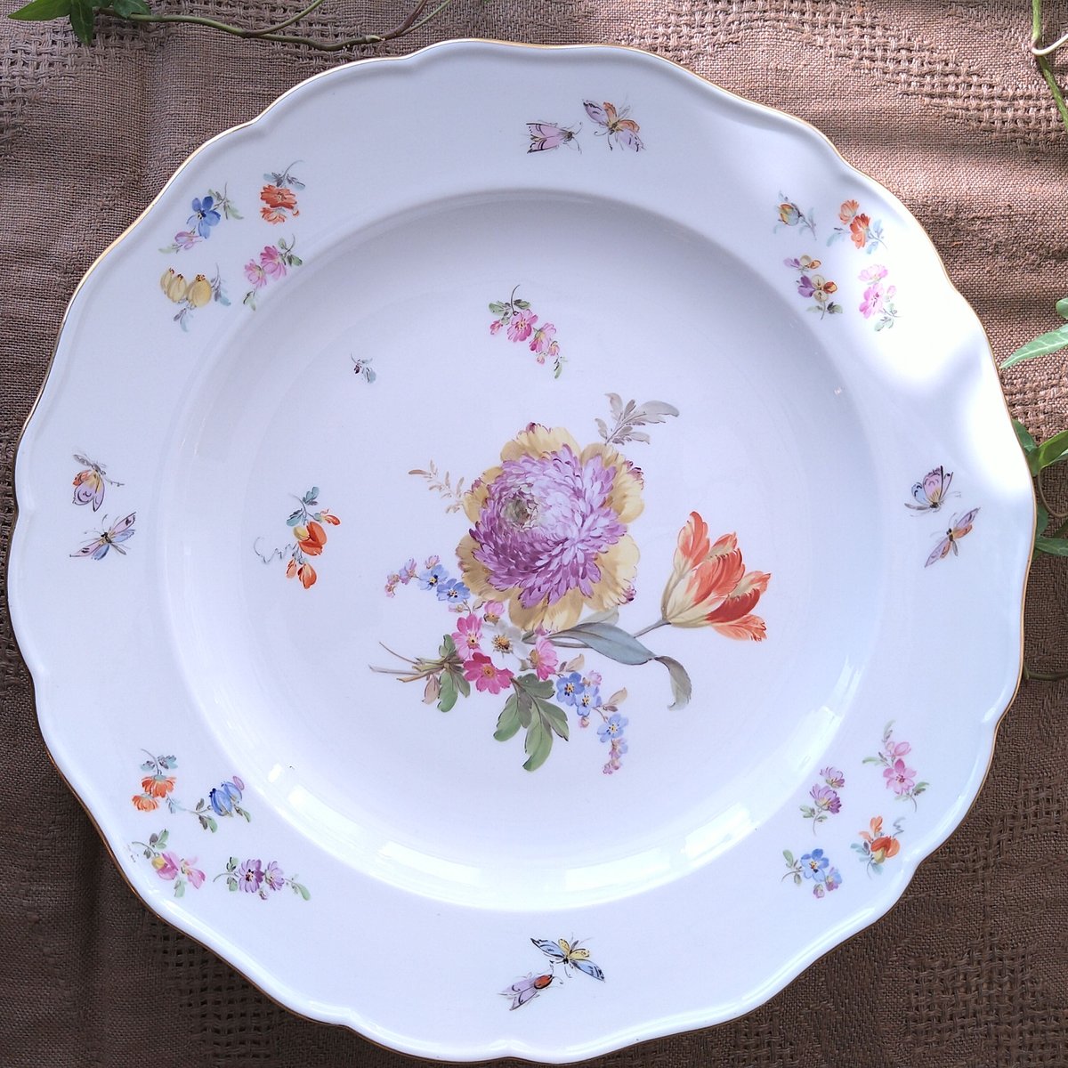 1860~1924年Meissen花と昆虫の絵 ディナープレート24㎝D黄色と 1860~1924年Meissen花と昆虫の絵 ディナープレート24㎝D黄色と