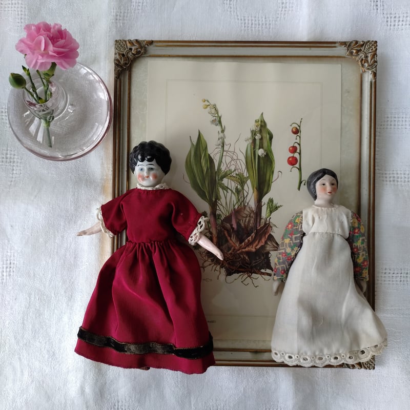 赤いドレスのお人形さんは高さ約21㎝Hおそらく1900年頃 | アンティーク