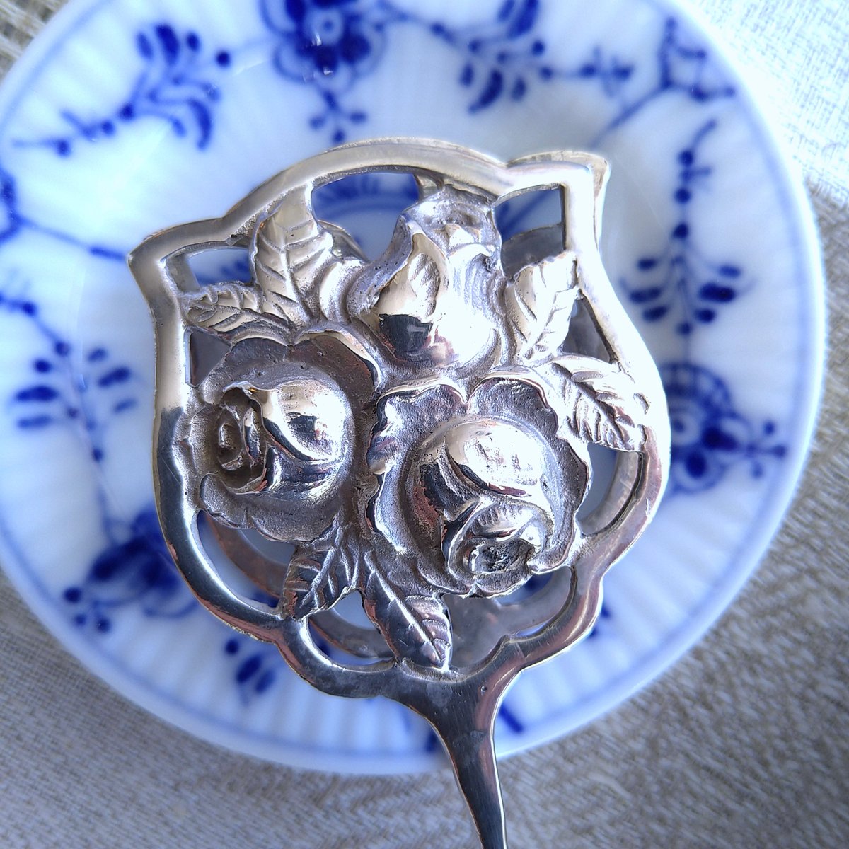 立体的なバラのシルバーケーキトングはスウェーデンへの