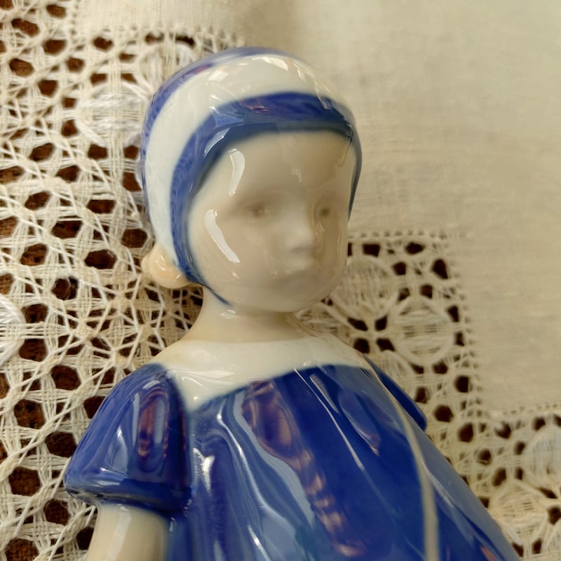 Bing＆GrondahlのElseちゃん・青いドレスの女の子のフィギュリン高さ約