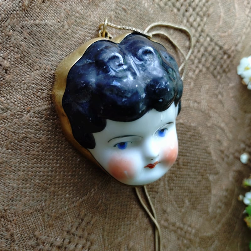 泣く子も黙るかもしれない磁器の人形の顔のペンダント/顔の大きさ縦約6