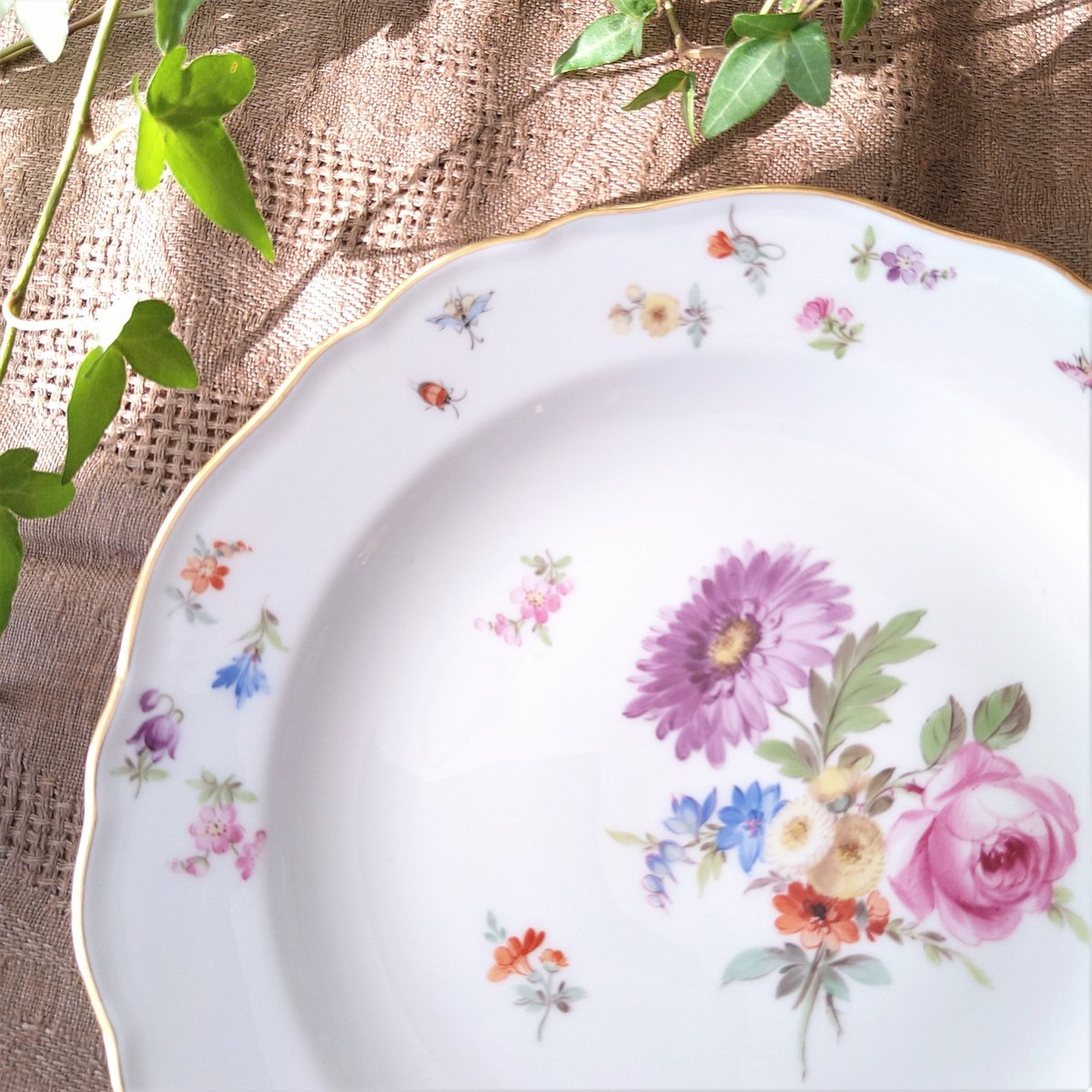 MEISSEN - Meissen 古マイセン／向日葵のような縁の、薔薇の絵皿 マイセン（Meissen） ピンクのバラ 020110／00501 プレート 18cm