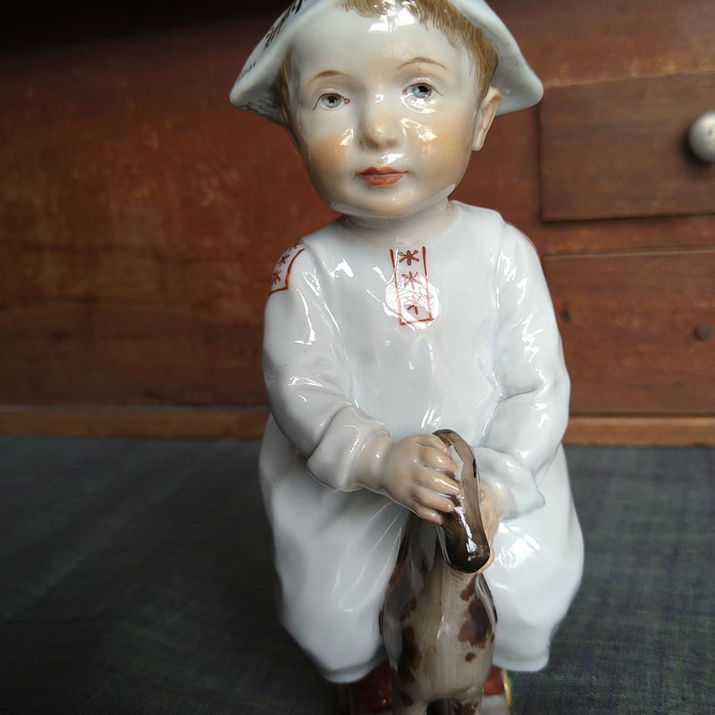 Meissen1905～1924年のヘンチェルの子供達/木馬で遊ぶ子 高さ約17㎝幅
