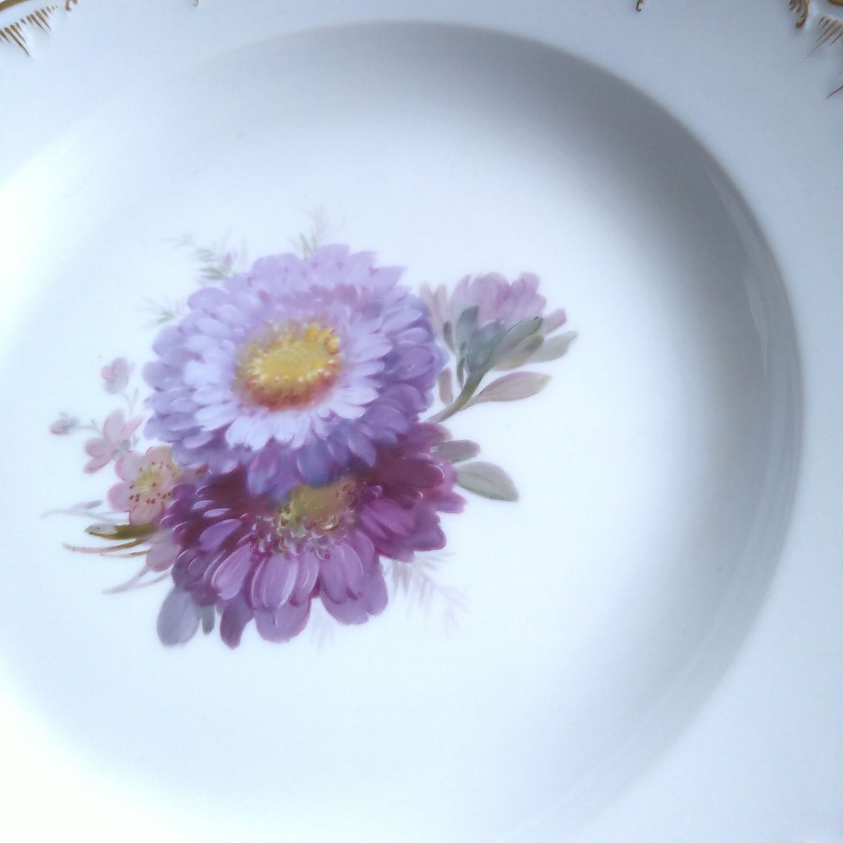 KPMベルリンの紫のアスターのお皿は直径約21㎝です。1870～1915年頃