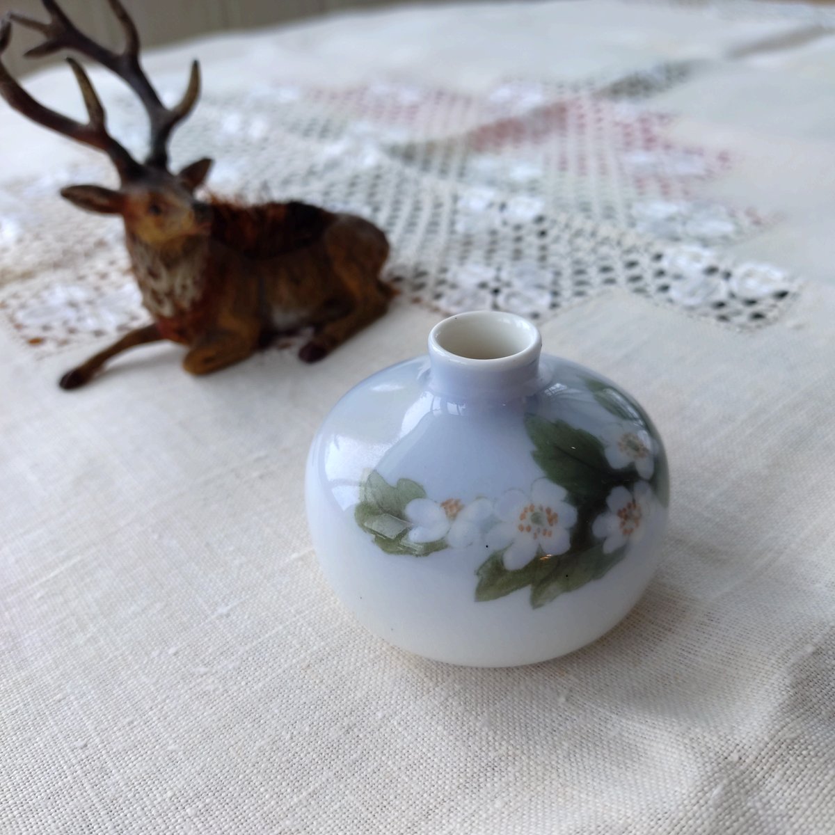 1889-1922年のRoyalCopenhegen白い花のミニベース高さ約4.5㎝H、直径約