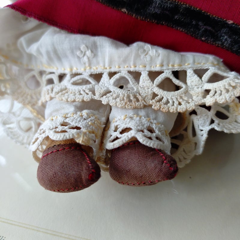 赤いドレスのお人形さんは高さ約21㎝Hおそらく1900年頃 | アンティーク