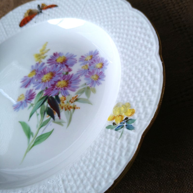 オールドマイセン 6つ花と蝶々　レリーフ オールドマイセン 6つ花と蝶々 レリーフ - メルカリ