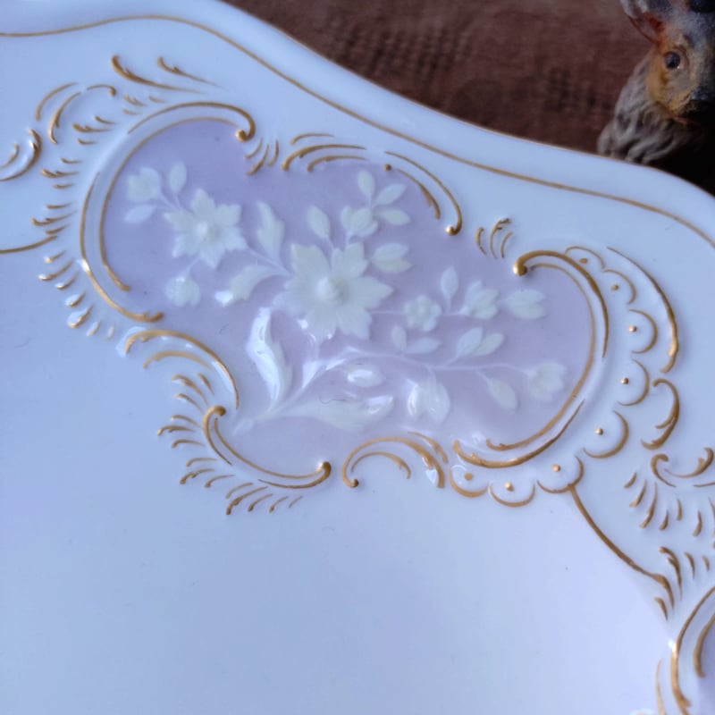 1924年以前Meissen直径約25㎝D/淡い紫ピンクの6つの窓に花と寓意の