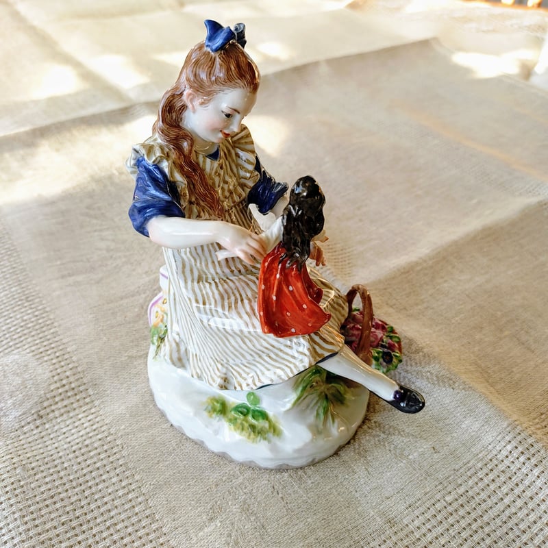 1924年以前MeissenマイセンPaulHelmig原型/人形で遊ぶ女の子のフィギュ