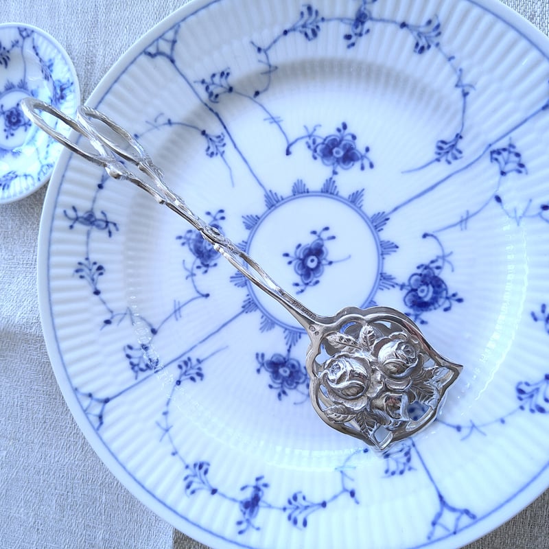 立体的なバラのシルバーケーキトングはスウェーデンへのインポート