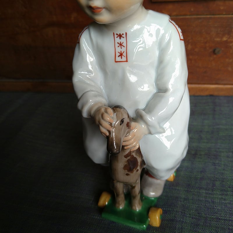 Meissen1905～1924年のヘンチェルの子供達/木馬で遊ぶ子 高さ約17㎝幅