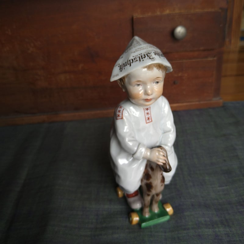 マイセン　ヘンチェル　カップを持つ子供 マイセン ヘンチェル カップを持つ子供