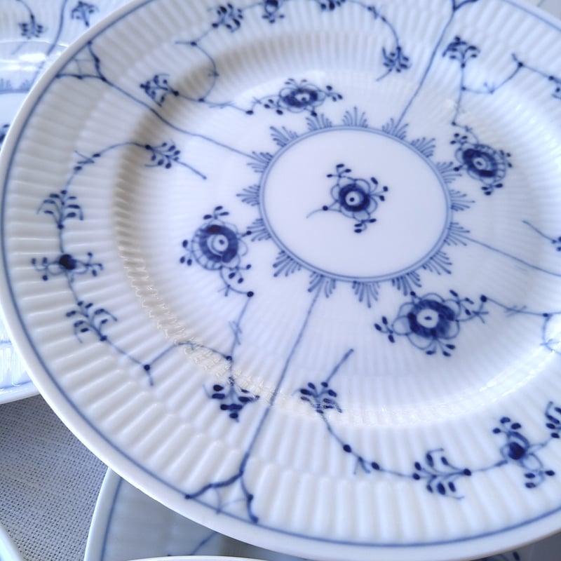 【希少】ロイヤルコペンハーゲン ブルーフルーテッド フィギュリン 笛を吹く少女 希少】ロイヤルコペンハーゲン ブルーフルーテッド フィギュリン 笛を