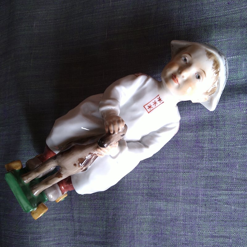 Meissen1905～1924年のヘンチェルの子供達/木馬で遊ぶ子 高さ約17㎝幅