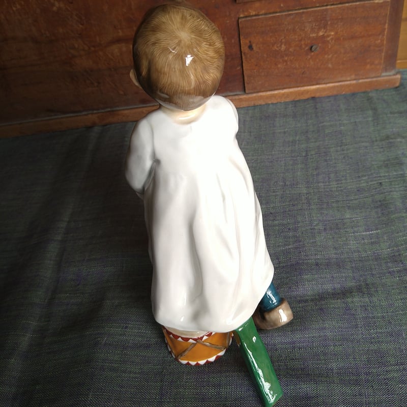 Meissen1905～1924年のヘンチェル人形 太鼓と棒で遊ぶ子 高さ約18.5