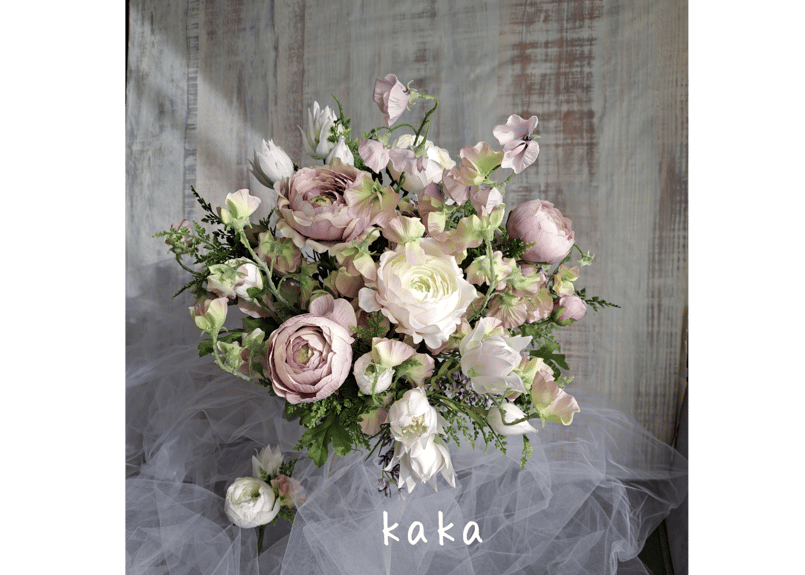 スイートピーとラナンキュラスのクラッチブーケ | 花花 〜kaka〜
