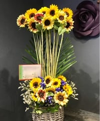 旬のお花をメインにしたアレンジメント