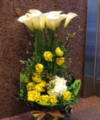 旬のお花をメインにしたアレンジメント