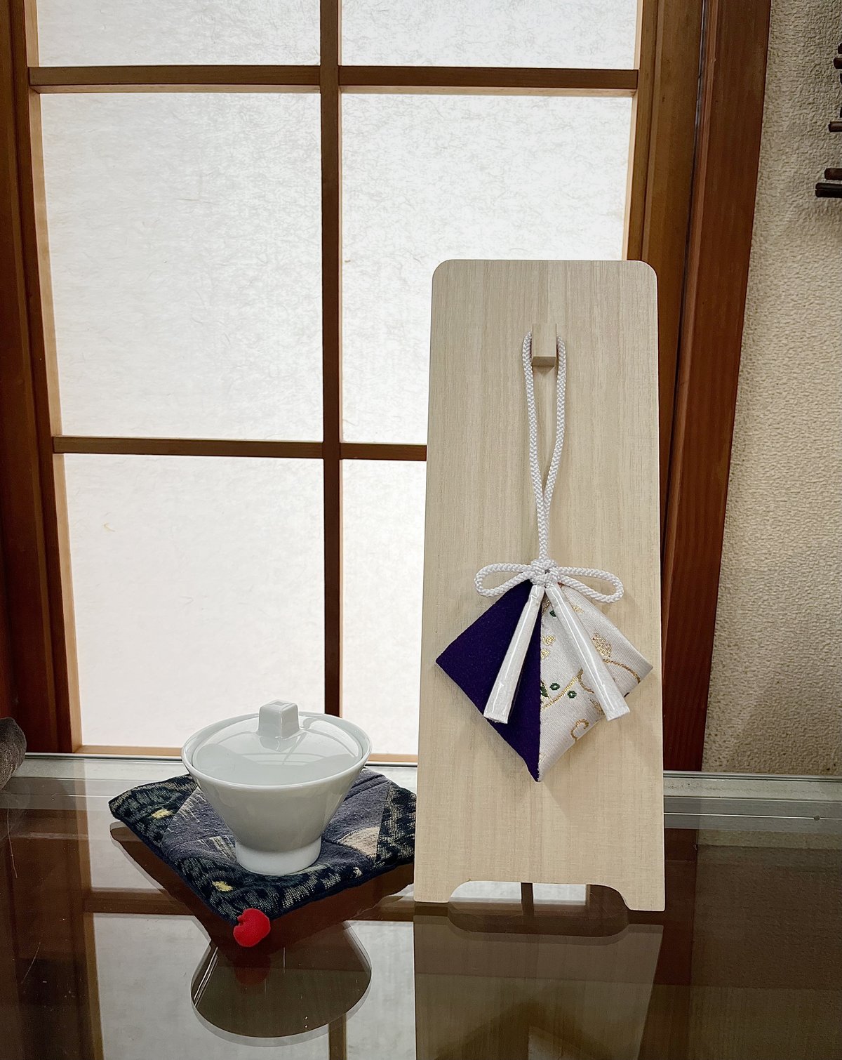 6584 老太湖石 銘 紫栞城 ウブ 刻印あり 台座2個あり 桐箱あり 桐製飾り台 ※掛け香は付いておりません(別売り) | 光 輪 社