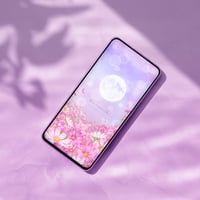 【癒やしのコスモス満月】きらきパープルの空とピンクの花畑！神秘の満月と満開の秋桜の待ち受け画像