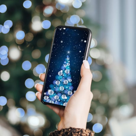 【星と雪が舞う青銀のクリスマスツリー】🎄❄️静寂の夜空に輝く希望の光✨心を浄化し未来を照らすスマホ待ち受け💙