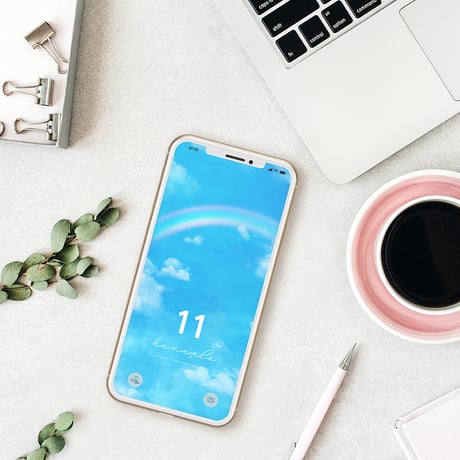 【幸運数字11と虹のエネルギー】青空と白い雲に架かるレインボーがドラマチックなスマホ壁紙